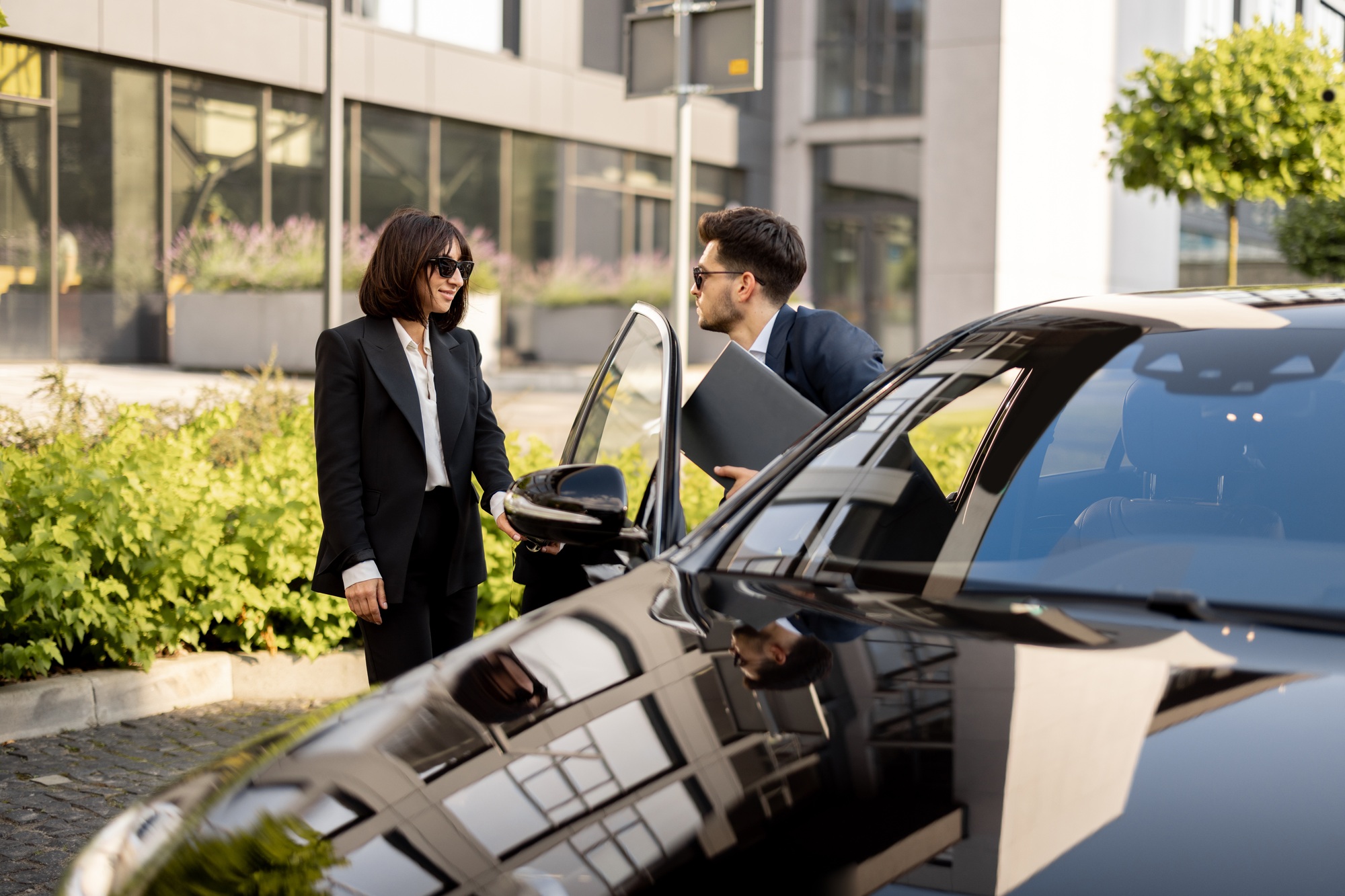 Airport Limo Service in Abu Dhabi, private airport transfer, Abu Dhabi transport, luxury airport transfer, safe airport travel, ground transport UAE